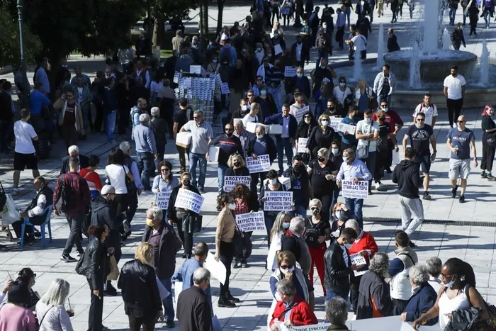 Yunanistan’da çiftçiler sokaklara döküldü