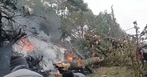 Son dakika: Hindistan’da askeri helikopter düştü!