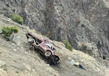 Artvin'de kamyonet şarampole yuvarlandı: 3 yaralı