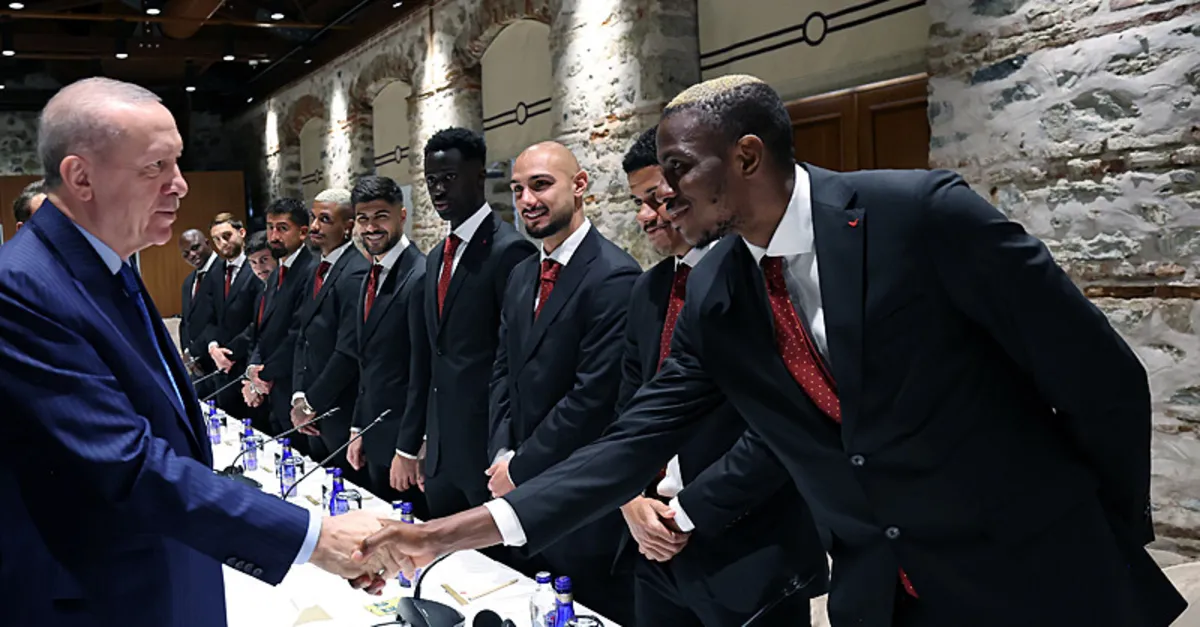 Başkan Erdoğan Galatasaray futbol takımını kabul etti! Victor Osimhen de yer aldı