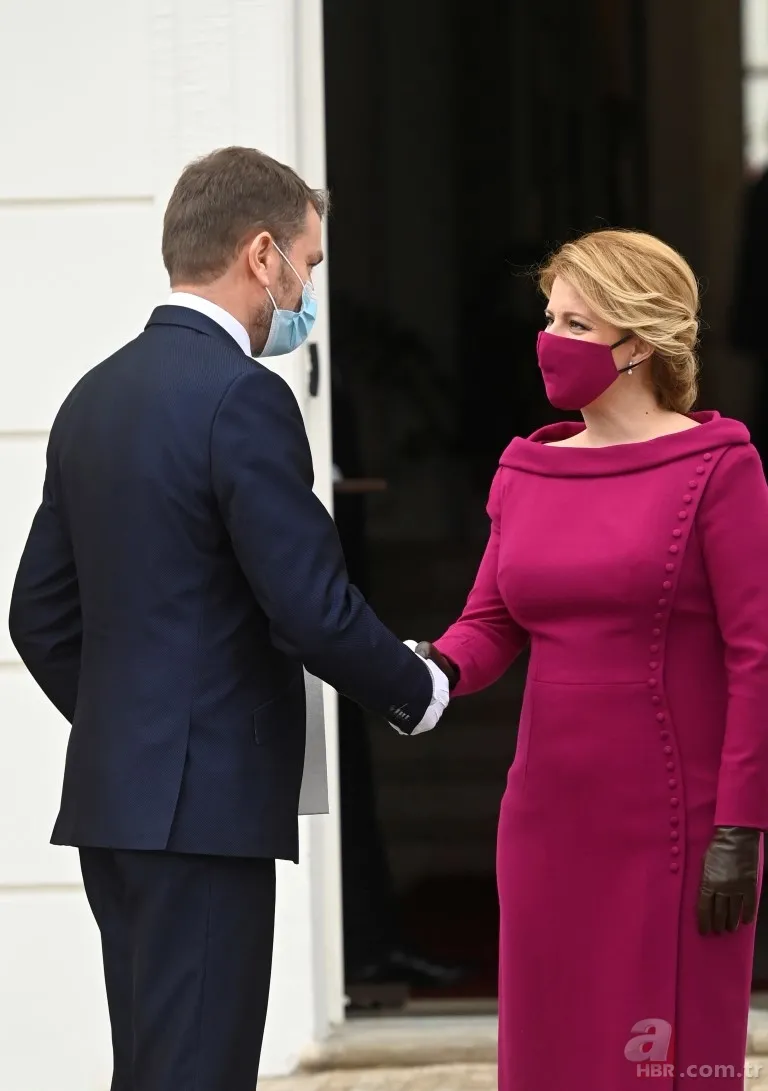 Slovakya'da yeni Başbakan Igor Matovic'in yemin töreninde dikkat çeken Koronavirüs önlemi 22