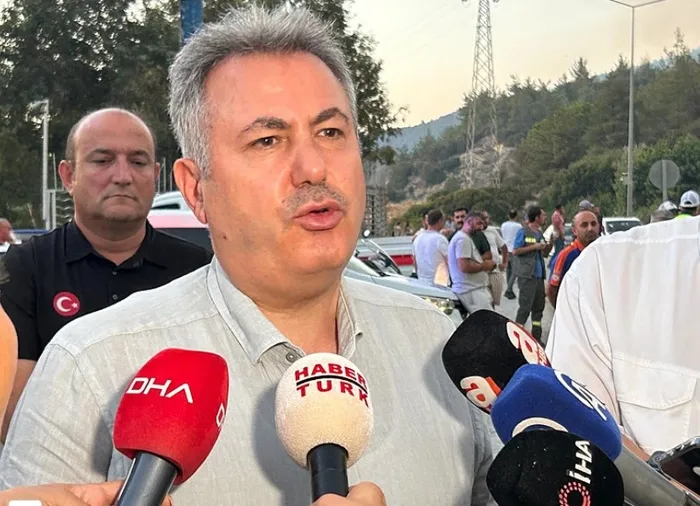 izmir-canakkale-ve-aydinda-yangin-alevlere-havadan-ve-karadan-mudahale-oteller-ve-evler-tahliye-edildi-1719687263343.jpg İzmir'deki 3 yangın kontrol altına alındı! Bakan Yumaklı yangınların çıkış nedenini açıkladı - 15