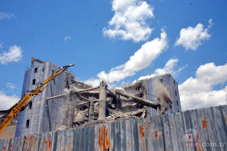 Dünyanın en saçma binasının yüzde 70’i yıkıldı! 270 ton hurda çıktı