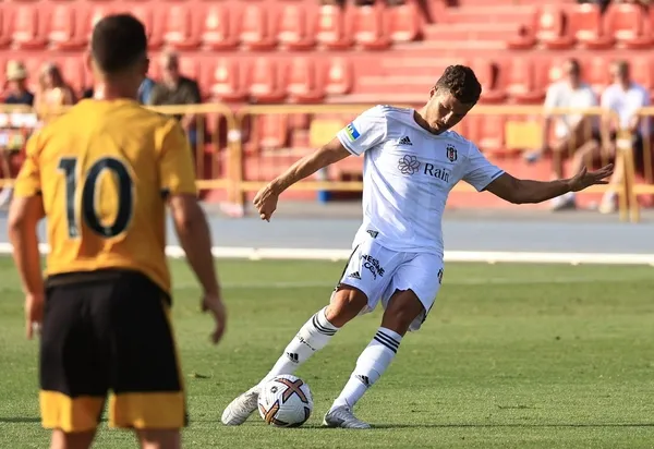 besiktas-yeni-transferleriyle-sahada-ilk-yarida-kotu-sonuc-1658599011599.jpeg Beşiktaş'tan kötü sınav: İngiliz ekibine diş geçiremediler