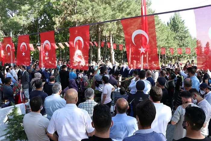 15 Temmuz'un 5. yılında şehit Ömer Halisdemir'in kabrinde tören düzenlendi - 1
