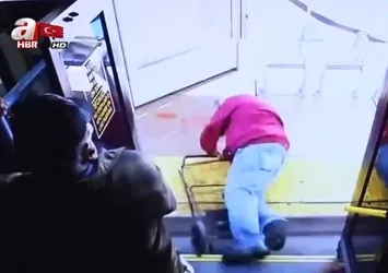 Yaşlı adamı otobüsten itip öldürdü
