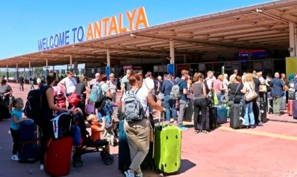 Moskova’dan Antalya’ya son bilet 11 bin dolara satıldı! Ruslar Türkiye’ye akın ediyor