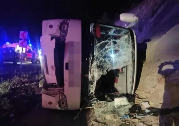 Burdur'da yolcu otobüsü devrildi! Çok sayıda yaralı var