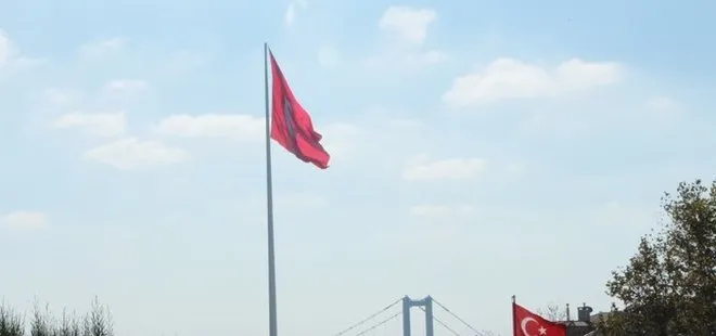 1453 metrekarelik Türk bayrakları gökyüzüyle buluştu