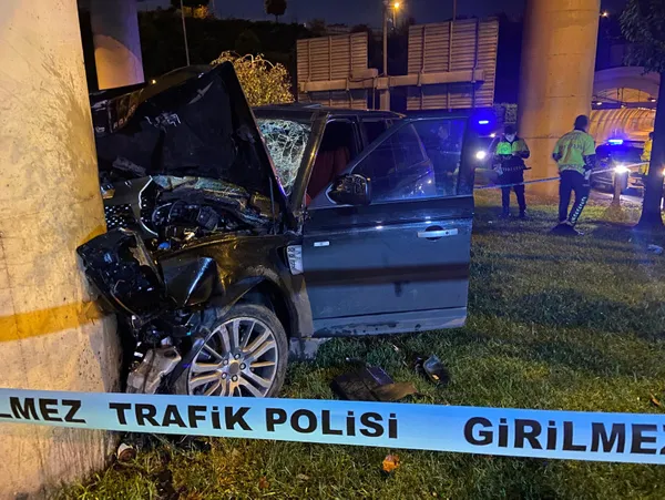 1696217017898.jpg İstanbul'da feci kaza! Aşırı hız dehşeti yaşattı: Viyadüğün beton ayağına çarptı - 2
