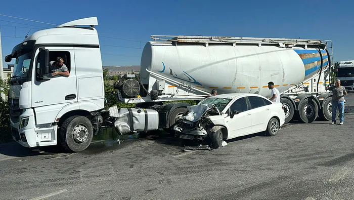 Sivas'ta yakıt yüklü tanker ile otomobil çarpıştı - 3