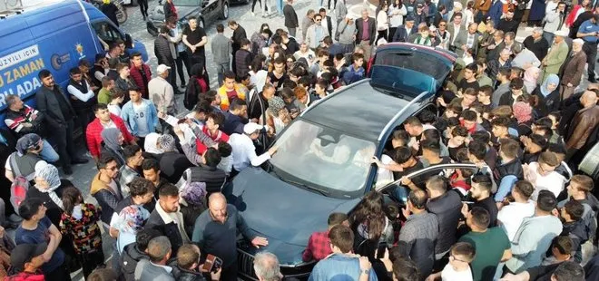 Türkiye’nin yerli ve milli otomobili TOGG Afyonkarahisar’da görücüye çıktı! Vatandaş yoğun ilgi gösterdi: Davul zurna eşliğinde...