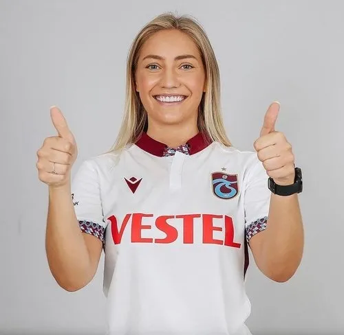 Sörloth ve sevgilisi Trabzonspor’un yeni formalarıyla poz verdi