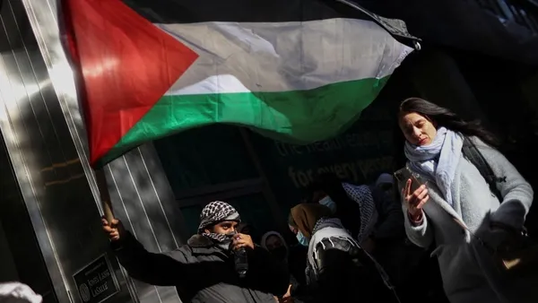 Dünya ’katil İsrail’ diye haykırıyor! Starbucks önü, liman, sokaklar, her yerde Filistin’e destek gösterileri