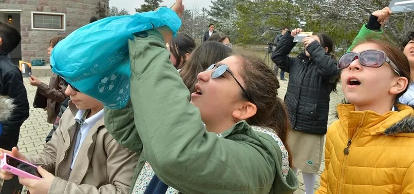 Sakın çıplak gözle bakmayın! Kalıcı körlüğe sebep olabilir! 25 Ekim Güneş Tutulması için uzmanlardan flaş uyarı