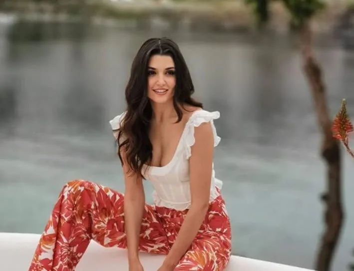 Hande Erçel’den ikiz bebek pozu! Hamile olan...