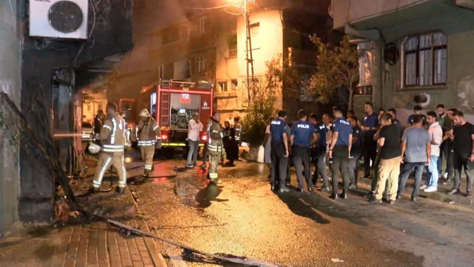 Sokakta silah sesleri yankılandı! Ateşe verilen dükkan alev alev yandı