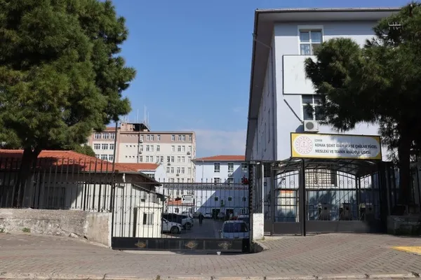 ogretmenin-karsisinda-oynayip-tiktok-videosu-cektiler-1709048056580.jpeg TikTok rezilliğine bir yenisi daha! Öğretmenin karşısında oynayıp video çektiler | İl Milli Eğitim Müdürlüğü harekete geçti... - 4