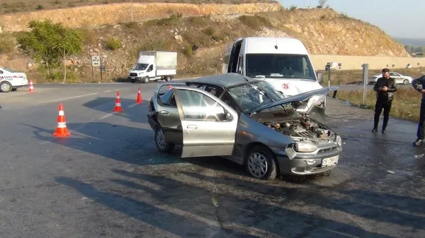 Bursa'da korkunç kaza! Servis aracıyla otomobil çarpıştı: 1'i ağır 7 yaralı - 1