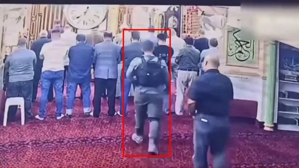 İsrail polisi camiye baskın düzenledi!