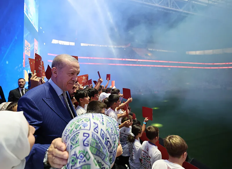 baskan-erdogandan-tugva-yaz-okullari-finalinde-net-mesaj-yavrularimizi-asla-yalniz-birakmayiz-1785524635911.png (Foto: AA)