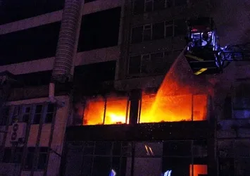 İstanbul'da korkutan görüntü! Güçlendirme için boşaltılan iş merkezinde yangın