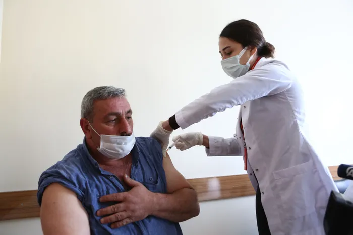 Son dakika: Çarpıcı aşı detayı! Bilim Kurulu üyesi uyardı: Bir anda bastırılan yay gibi tekrar zıplar