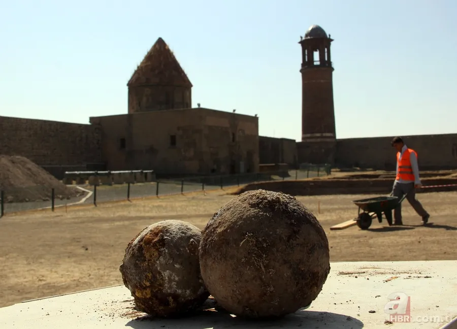 Tarihi Erzurum Kalesi'nde kazı çalışmaları sürüyor 5
