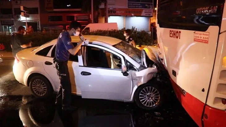 İzmir’de korkunç kaza! Park halindeki otobüse çarptılar! 4 yaralı var