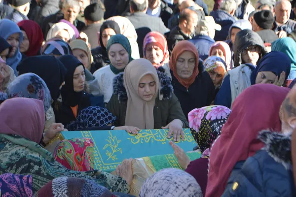 kuzey-marmara-otoyolundaki-kazada-hayatini-kaybedenlerden-2si-giresunda-topraga-verildi-1703854610266.jpg Kuzey Marmara Otoyolu'ndaki kazada hayatını kaybedenlerden 2’si Giresun’da toprağa verildi - 1