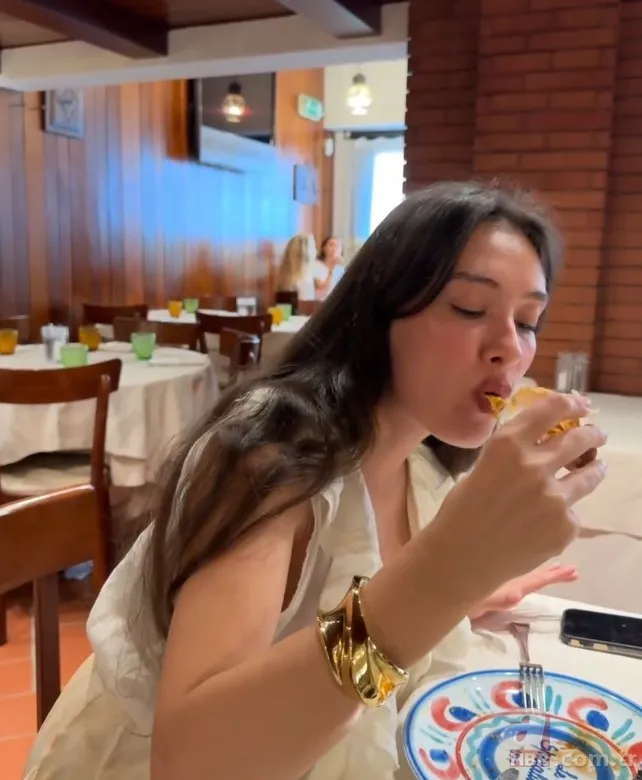 Neslihan Atagül'ün iştahı açıldı! İtalya pozlarına beğeni yağdı 6