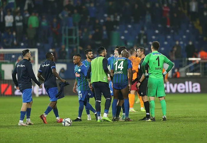 Çaykur Rizespor Galatasaray maçında gergin anlar! Ali Palabıyık sahadan polis eşliğinde çıktı - 3
