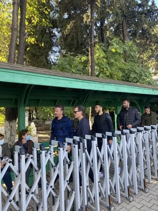 fatih-terimin-aci-gunu-annesi-nuriye-terim-son-yolculuguna-ugurlandi-1669459916372.jpg Fatih Terim'in acı günü! Annesi Nuriye Terim son yolculuğuna uğurlandı - 2