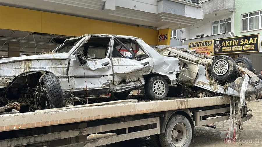 Samsun'daki sel felaketinin izleri gün ağarınca ortaya çıktı! Araçlar ters dönüp birbirine girdi 9