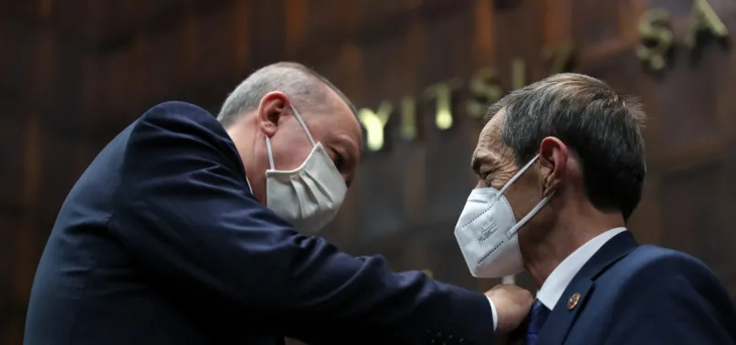 Başkan Erdoğan, CHP'den ayrılıp AK Parti'ye katılan Nejat Önder'e rozet taktı