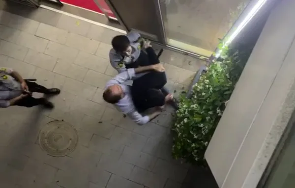 1624434394915.jpg Özel güvenlik görevlileri nöbetten dönen doktora saldırdı! Coplu saldırı kamerada - 1