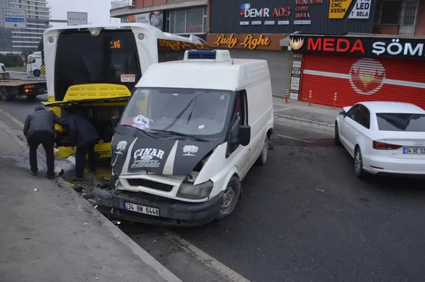 Avcılar’da İETT kazası! Kayarak yolu kapatan otobüse iki araç çarptı