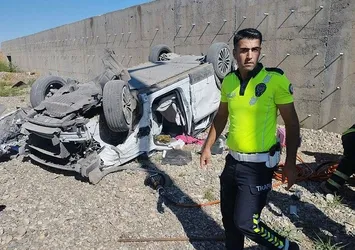 Diyarbakır'da kontrolden çıkan otomobil devrildi: 3'ü çocuk 5 yaralı