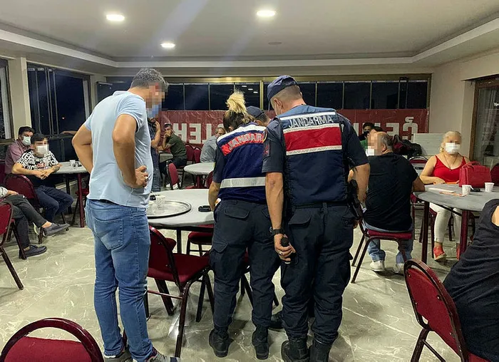 İzmir'de 'kumar' operasyonu: 30 kişiye 38 bin 744 lira ceza - 1