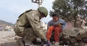 Mehmetçik yardımları depremzedelere ulaştırdı