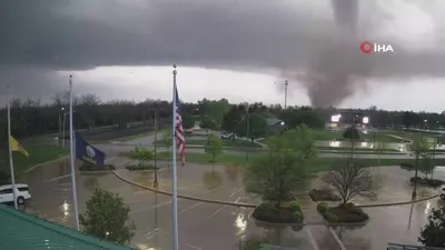 Dev hortum ağaçları yerinden söktü