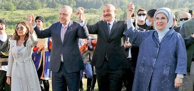 Diyanet İşleri Başkanı Ali Erbaş tarihi Karabağ Zaferi’nin simgesi Şuşa’da şehitler için dua etti! Bir zamanlar Paşinyan dans etmişti