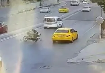 istanbulda-kaza-sonrasi-taksiciye-saldiri-o-anlar-kamerada-1663325655541.jpg
