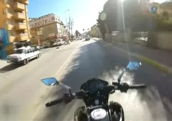 Motosiklet kamyona arkadan böyle çarptı!