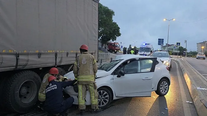 1716608965815.jpeg Pendik'te araç kontrolden çıktı kamyonun altına girdi: 2 yaralı - 3