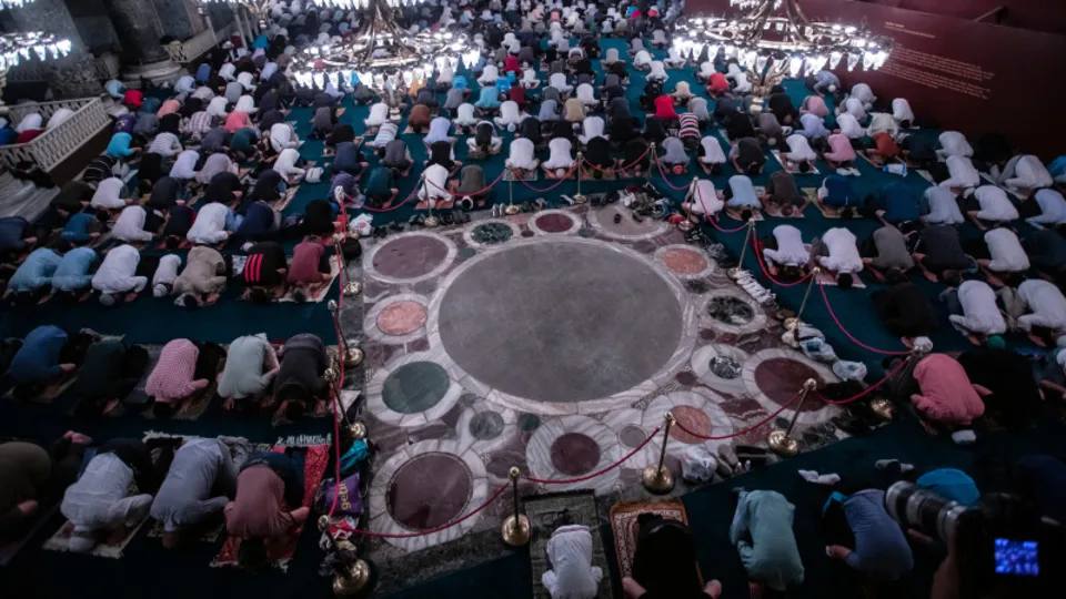 Ayasofya-i Kebir Camii’nde boş bırakılan alanın sırrı! Üzerine halı serilmemişti…