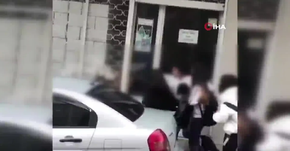 Ümraniye'de genç kızların kavgası kamerada!