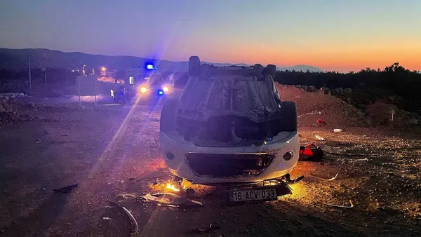 1629227566280.jpg Yolun bittiği fark etmedi otomobiliyle taklalar attı! Bursa'da feci kaza - 3
