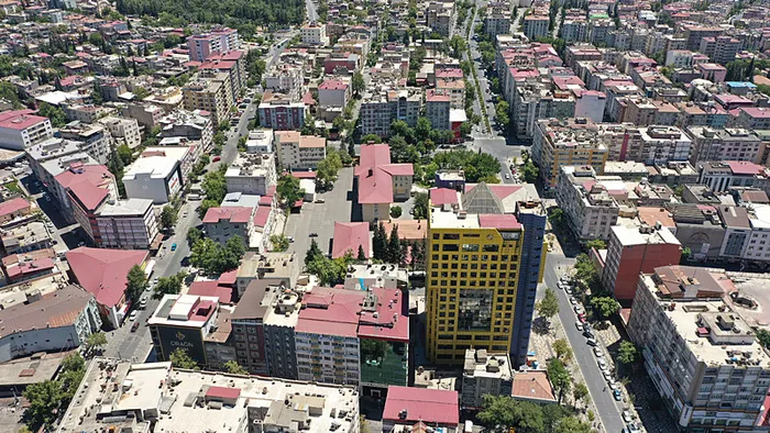 Deprem öncesi ve sonrası bir şehrin değişimi: Yıkılan yapıların yerine yeni projeler yükseliyor - 2
