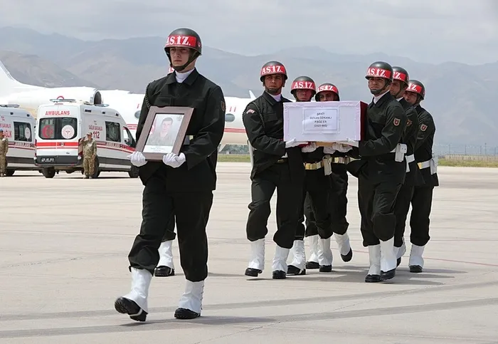 12-askerimizin-sehit-dustugu-magarada-kahramanlik-destani-852-rakimda-ne-oldu-1751960634958.jpeg Pençe-Kilit Harekatı bölgesinde metan gazından etkilenerek şehadete ulaşan kahraman askerler için tören düzenlendi. (AA)